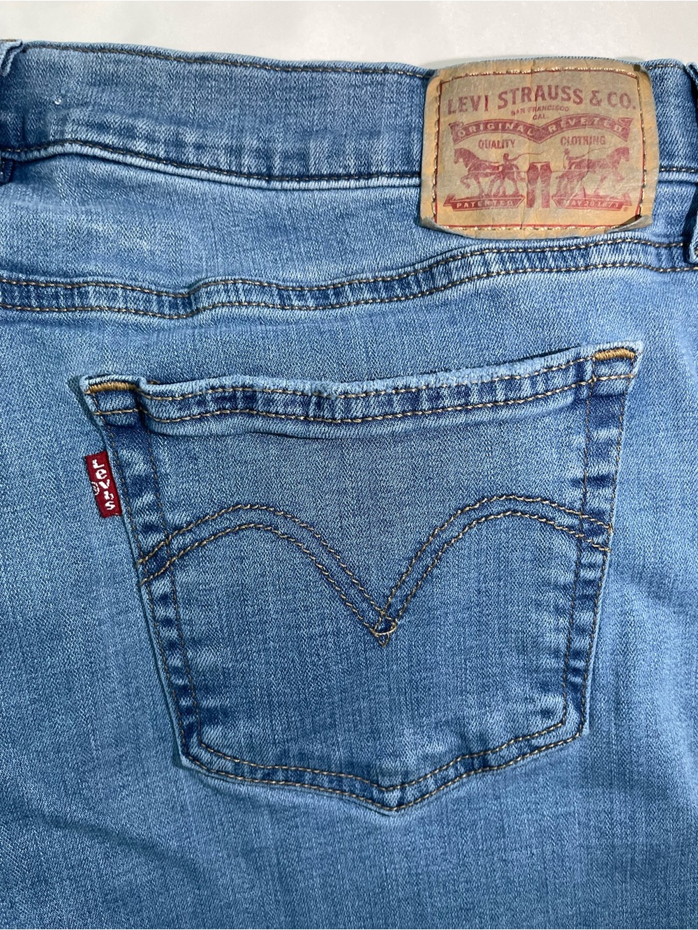 Levi’s Mid-Blue Women's Boyfriend Jeans - Picture 7 of 8